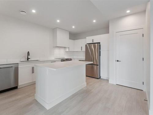 1135 Elk Street, Penticton, BC - Indoor Photo Showing Kitchen With Upgraded Kitchen