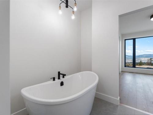 1135 Elk Street, Penticton, BC - Indoor Photo Showing Bathroom