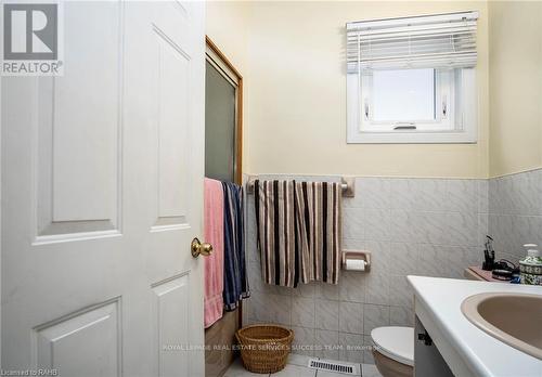 Upper - 119 Avondale Street, Hamilton, ON - Indoor Photo Showing Bathroom
