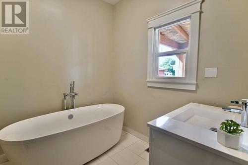 2340 Pandosy Street, Kelowna, BC - Indoor Photo Showing Bathroom