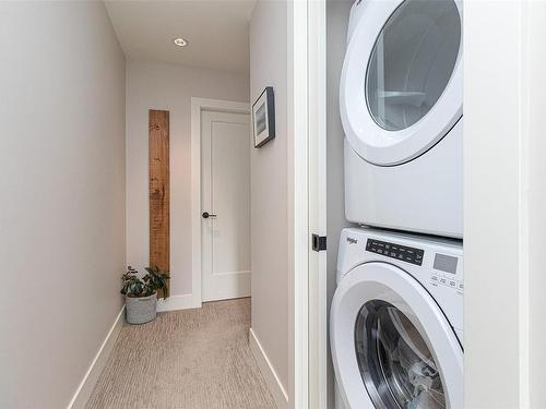 8-2369 Malaview Ave, Sidney, BC - Indoor Photo Showing Laundry Room