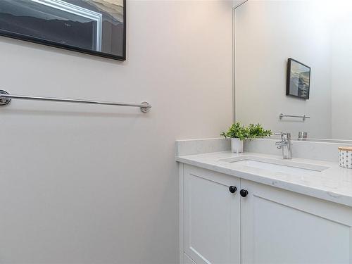 8-2369 Malaview Ave, Sidney, BC - Indoor Photo Showing Bathroom