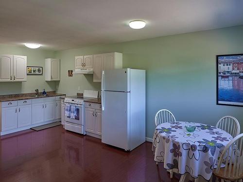 2740 Northwest Bay Rd, Nanoose Bay, BC - Indoor Photo Showing Kitchen