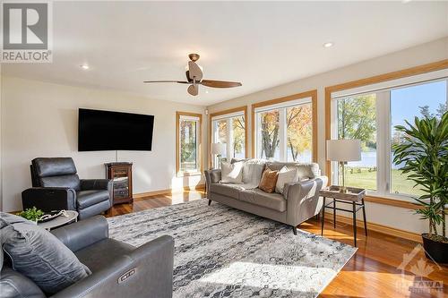 145 Manor Way, Rideau Ferry, ON - Indoor Photo Showing Living Room