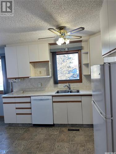303 7Th Avenue W, Assiniboia, SK - Indoor Photo Showing Kitchen With Double Sink