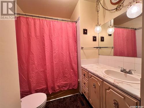 410 4Th Street W, Wynyard, SK - Indoor Photo Showing Bathroom