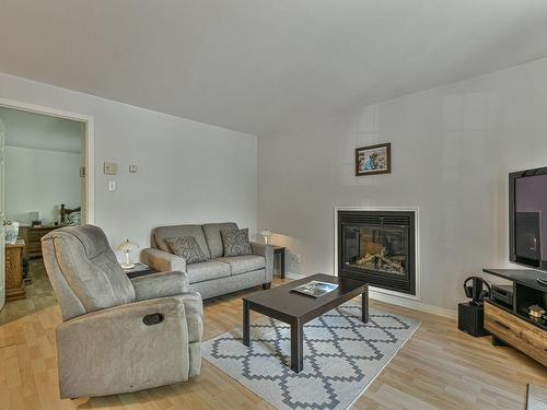 Salon - 32 Ch. De La Flore, Sainte-Anne-Des-Lacs, QC - Indoor Photo Showing Living Room With Fireplace