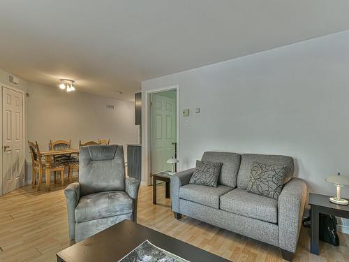 Salon - 32 Ch. De La Flore, Sainte-Anne-Des-Lacs, QC - Indoor Photo Showing Living Room