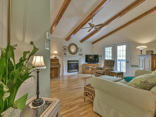 Salon - 32 Ch. De La Flore, Sainte-Anne-Des-Lacs, QC - Indoor Photo Showing Living Room With Fireplace