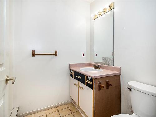9368 Robin Rd, Black Creek, BC - Indoor Photo Showing Bathroom
