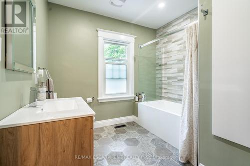 266 Stinson Cres, Hamilton, ON - Indoor Photo Showing Bathroom