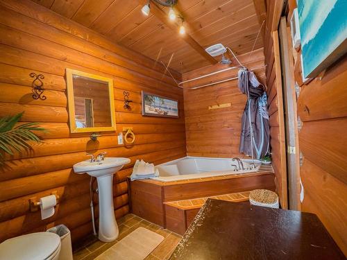 Bathroom - 749 Boul. Du Griffon, Gaspé, QC - Indoor Photo Showing Bathroom