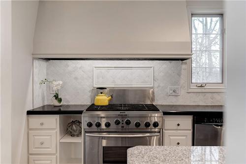 3059 Woodland Park Drive, Burlington, ON - Indoor Photo Showing Kitchen With Upgraded Kitchen