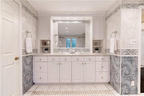 3059 Woodland Park Drive, Burlington, ON - Indoor Photo Showing Bathroom