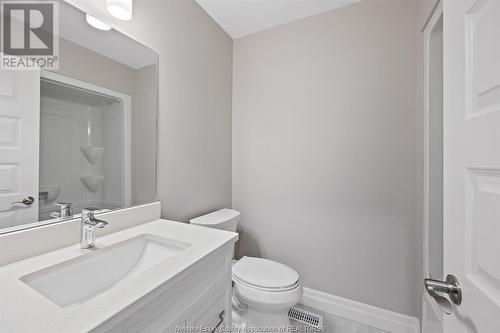 110 Jones Street, Essex, ON - Indoor Photo Showing Bathroom