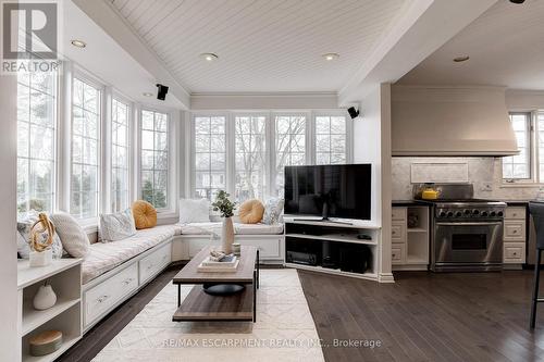 3059 Woodland Park Dr, Burlington, ON - Indoor Photo Showing Living Room