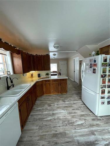 247 Aspen Street W, Oak Lake, MB - Indoor Photo Showing Kitchen