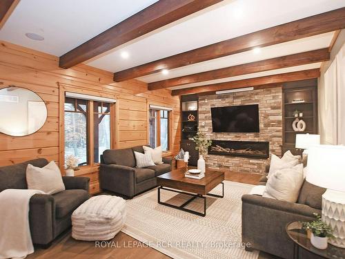 27440 Cedarhurst Beach Rd, Brock, ON - Indoor Photo Showing Living Room