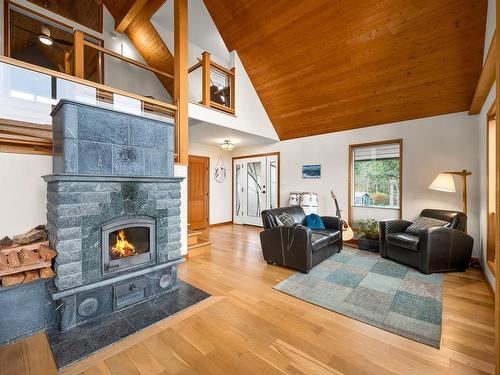 1869 Fern Rd, Courtenay, BC - Indoor Photo Showing Living Room With Fireplace