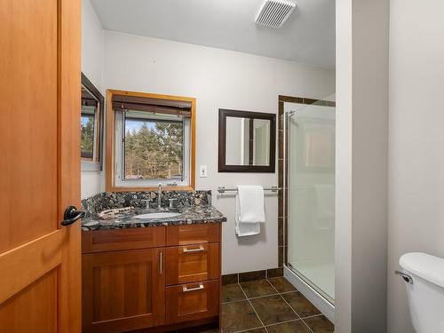 1869 Fern Rd, Courtenay, BC - Indoor Photo Showing Bathroom