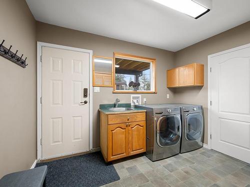 1869 Fern Rd, Courtenay, BC - Indoor Photo Showing Laundry Room