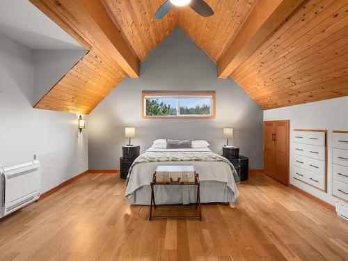 1869 Fern Rd, Courtenay, BC - Indoor Photo Showing Bedroom