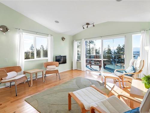 5-620 Helanton Rd, Quadra Island, BC - Indoor Photo Showing Living Room