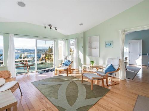 5-620 Helanton Rd, Quadra Island, BC - Indoor Photo Showing Living Room