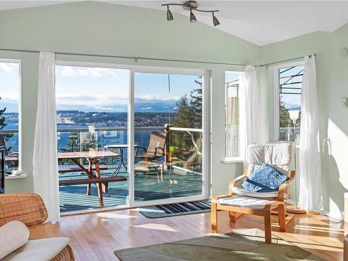 5-620 Helanton Rd, Quadra Island, BC - Indoor Photo Showing Living Room