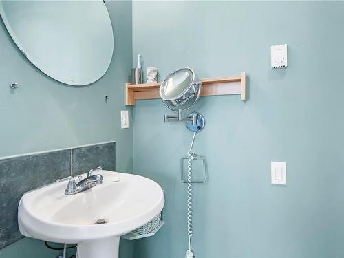 5-620 Helanton Rd, Quadra Island, BC - Indoor Photo Showing Bathroom