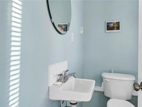 5-620 Helanton Rd, Quadra Island, BC - Indoor Photo Showing Bathroom