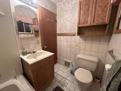 26 Lakeview Drive, Terrace Bay, ON - Indoor Photo Showing Bathroom