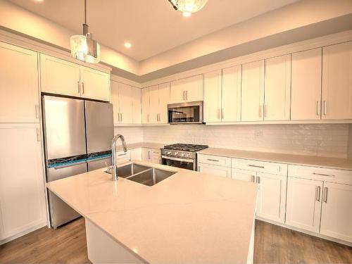 33-130 Colebrook Rd, Kamloops, BC - Indoor Photo Showing Kitchen With Double Sink