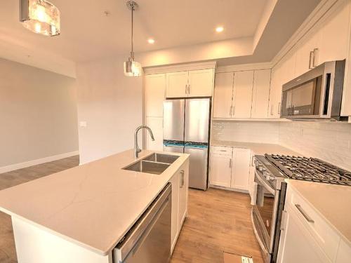 33-130 Colebrook Rd, Kamloops, BC - Indoor Photo Showing Kitchen With Double Sink With Upgraded Kitchen