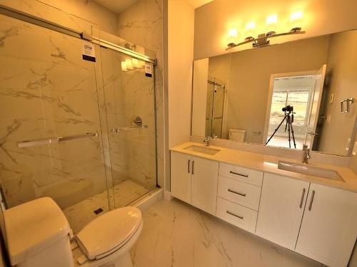 33-130 Colebrook Rd, Kamloops, BC - Indoor Photo Showing Bathroom