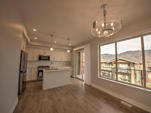 33-130 Colebrook Rd, Kamloops, BC - Indoor Photo Showing Kitchen