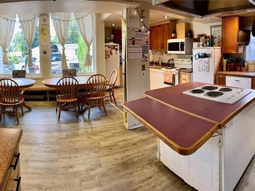 416 Leach Street, Revelstoke, BC - Indoor Photo Showing Kitchen