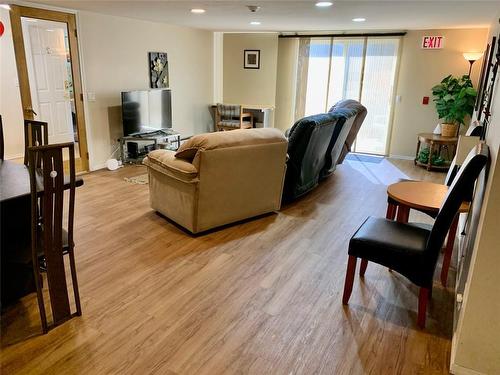 416 Leach Street, Revelstoke, BC - Indoor Photo Showing Living Room