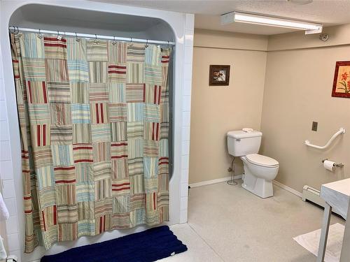 416 Leach Street, Revelstoke, BC - Indoor Photo Showing Bathroom
