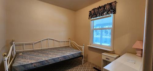 8215 Old Waneta Road, Trail, BC - Indoor Photo Showing Bedroom