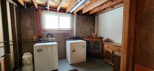8215 Old Waneta Road, Trail, BC - Indoor Photo Showing Laundry Room