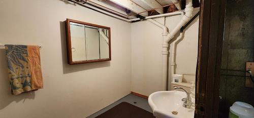 8215 Old Waneta Road, Trail, BC - Indoor Photo Showing Bathroom