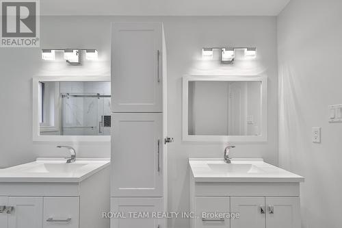 2 Gleave Crt, Aurora, ON - Indoor Photo Showing Bathroom