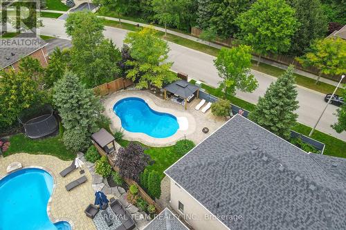 2 Gleave Crt, Aurora, ON - Outdoor With In Ground Pool