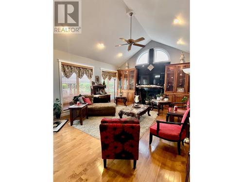 733 Golden Currant Road, Oliver, BC - Indoor Photo Showing Living Room