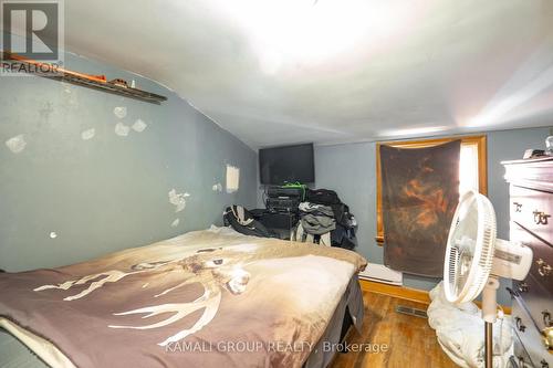 112 Dorothy St, Welland, ON - Indoor Photo Showing Bedroom