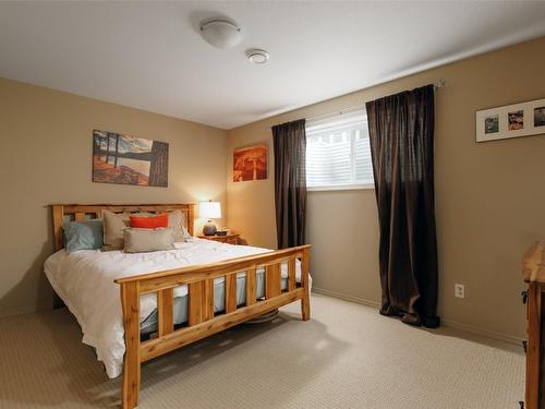 864 Small Court, Kelowna, BC - Indoor Photo Showing Bedroom