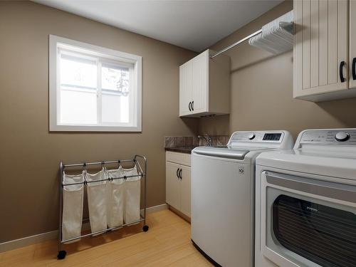 864 Small Court, Kelowna, BC - Indoor Photo Showing Laundry Room