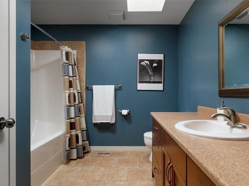 864 Small Court, Kelowna, BC - Indoor Photo Showing Bathroom