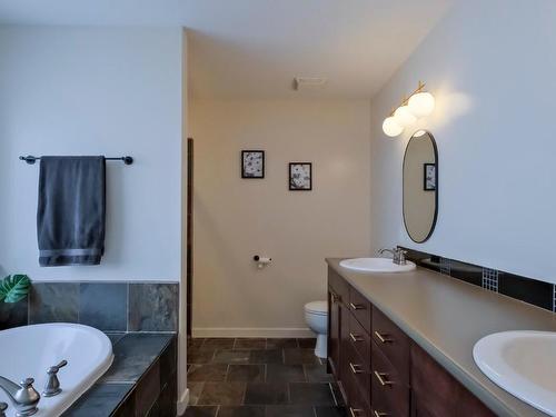 864 Small Court, Kelowna, BC - Indoor Photo Showing Bathroom